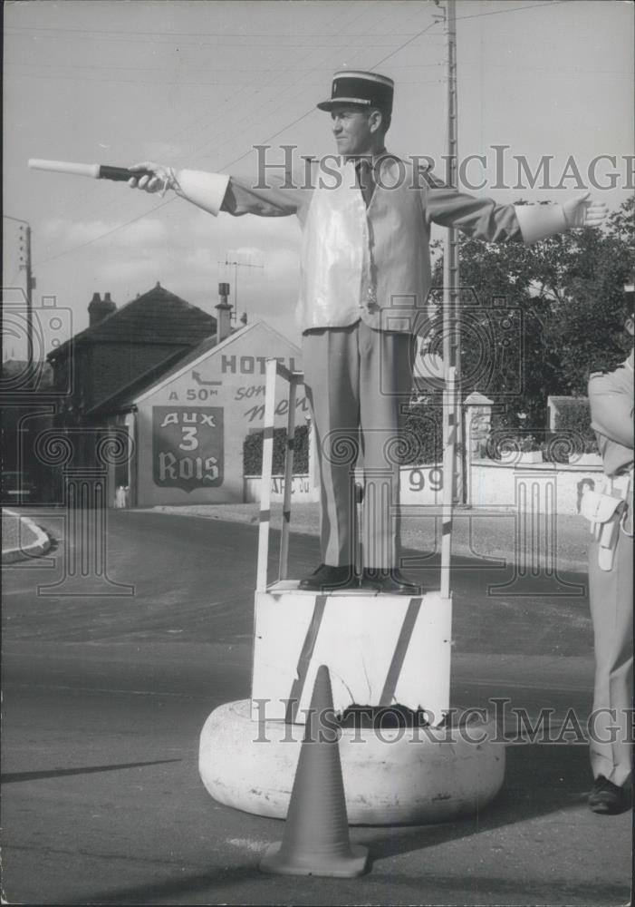 1967 Press Photo Road Gendarmes controlling traffic on busy highwayon foot stand - Historic Images