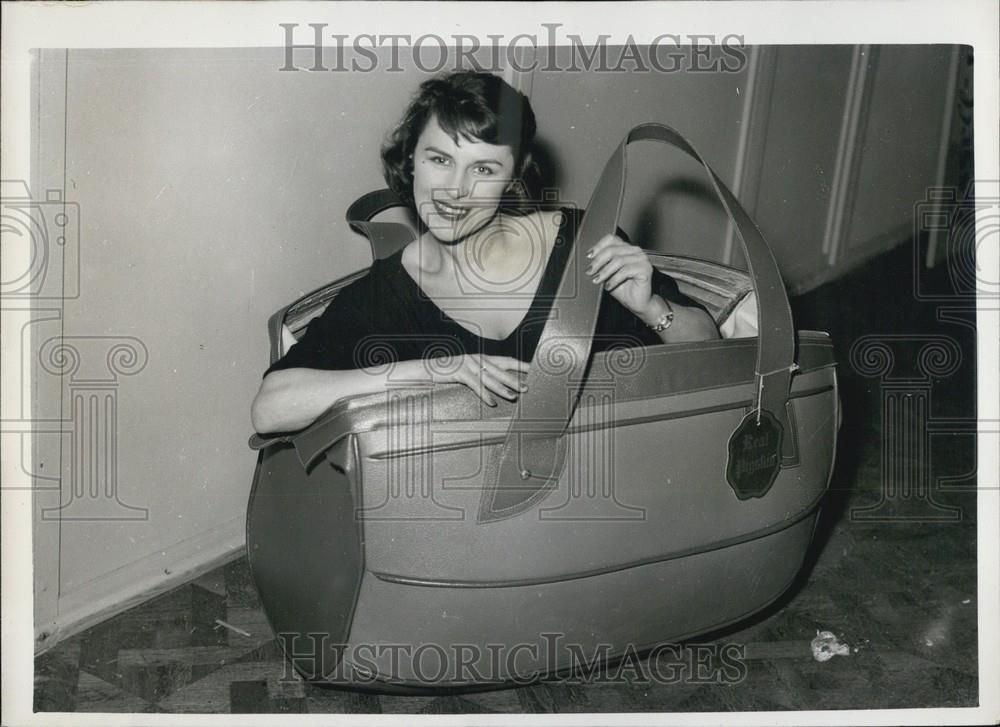 1959 Press Photo Doreen Gordon of Manchester in Suitcase by Pell &amp; Sons of Londo - Historic Images