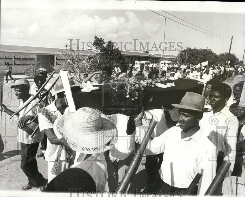 1969 Press Photo Mr. Lee &quot;Buried&quot; By Anguillans - Historic Images