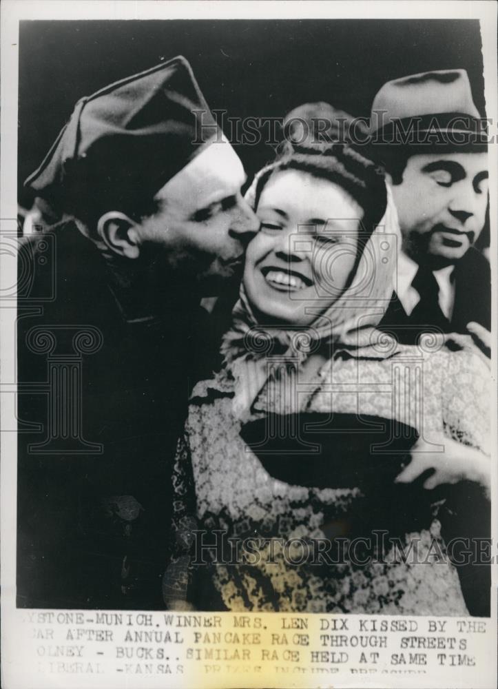 Press Photo Annual Pancake Race Winner Len Dix Receiving Kiss - Historic Images