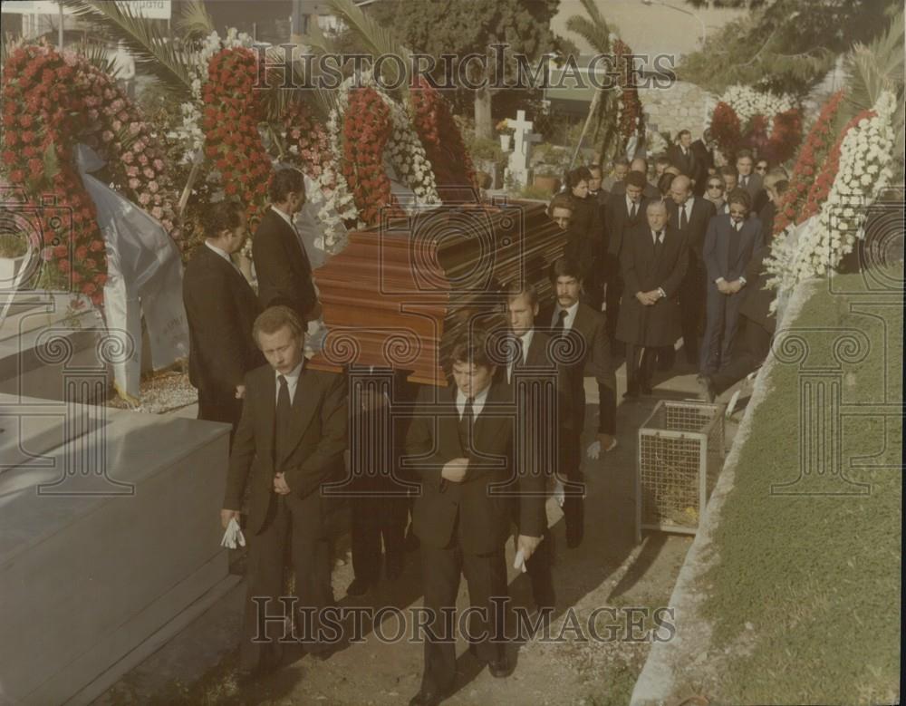 Press Photo casket and beares carrying body through grave site - Historic Images