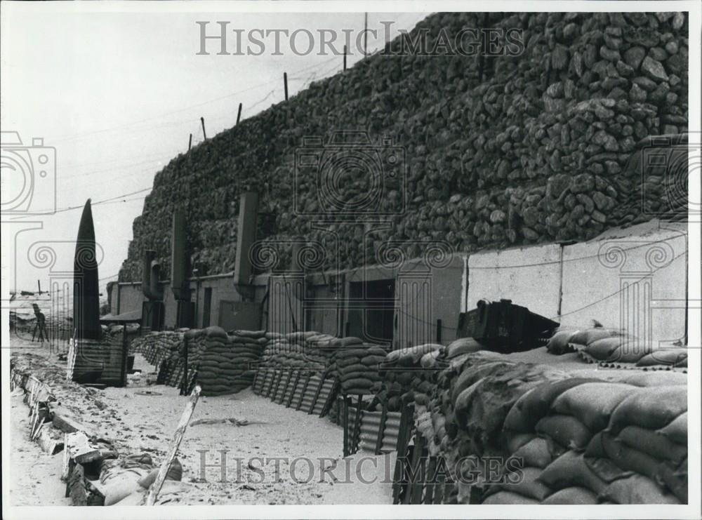 Press Photo A Building with a bunch of Sandbags - Historic Images