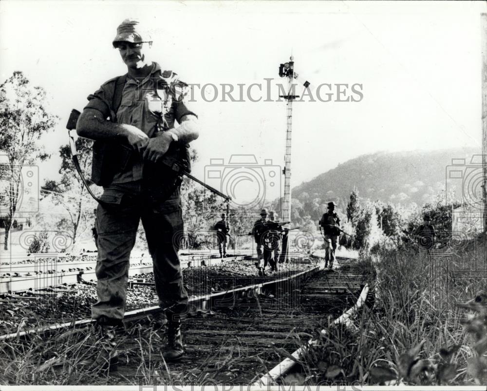 1976 Press Photo Armed soldiers patrol railway in Australia after terror attack - Historic Images