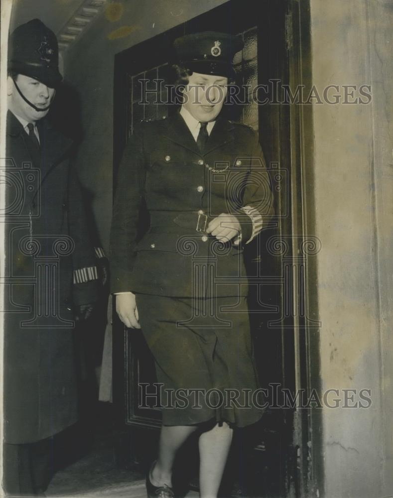 1964 Press Photo Fireman and policewoman who performed a rescue - Historic Images