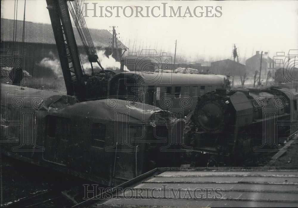 1957 Press Photo Damaged rail cars from accident in Paris, France - Historic Images