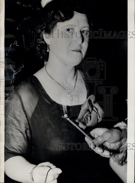 Press Photo Anna Sigmund Sitting In Electric Chair To Bear Currents - Historic Images