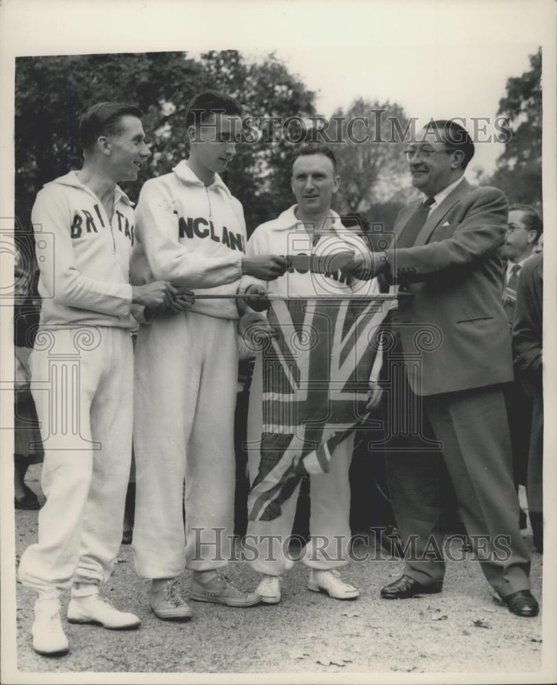 1954 Press Photo Famous Athletes Take Part In London 300 Mile Run For Fundraiser - Historic Images