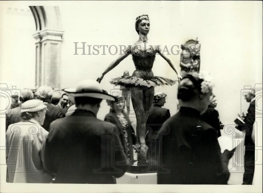 1956 Press Photo Inside the Royal Academy the Margot Fonteyn Statue - Historic Images