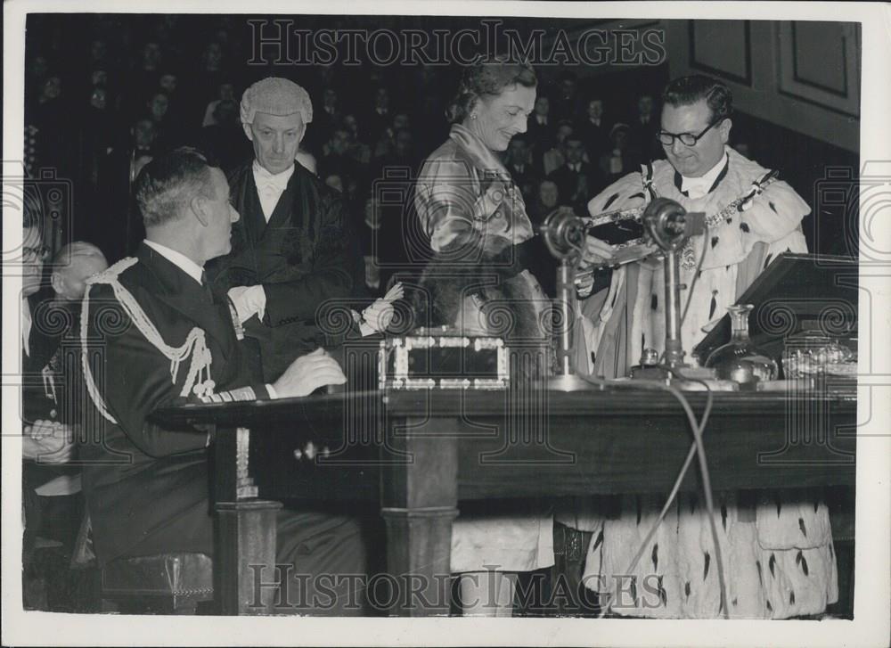 1954 Press Photo Lord And Lady Mountbatten Receive Freedom Of Edinburgh - Historic Images