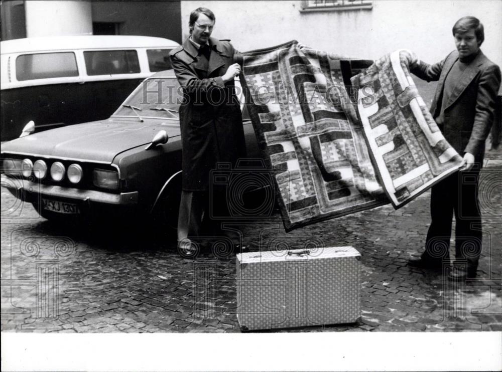 Press Photo Police with evidence from terrorist search - Historic Images