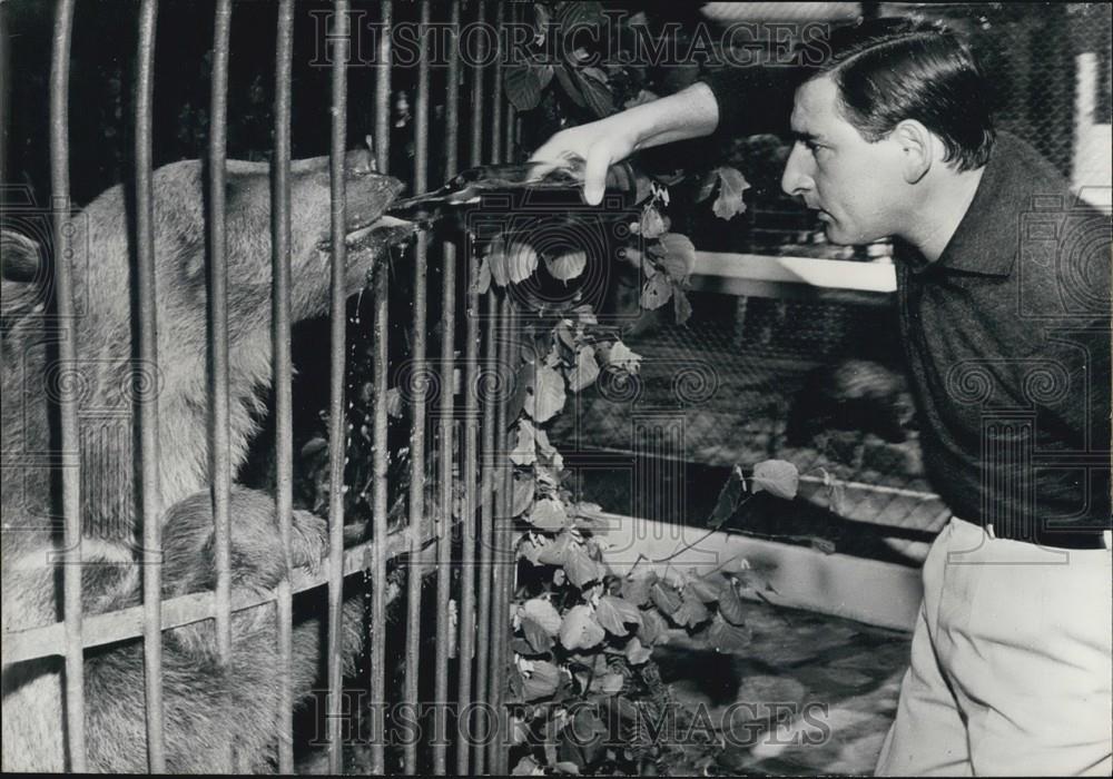 1959 Press Photo Italian screen actor Renato Rascel and a bear - Historic Images