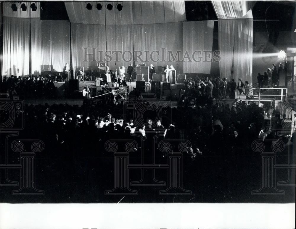 Press Photo People Setting Up on Stage - Historic Images