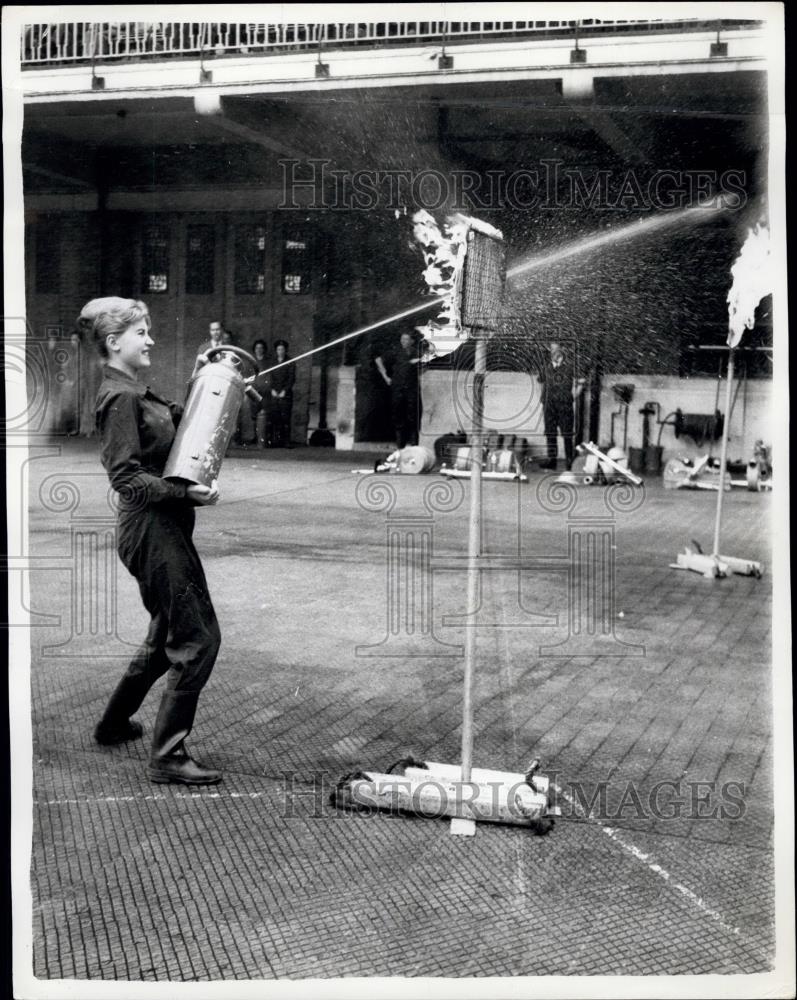 1961 Press Photo Lynne James competing in the Ladies Fire Extinguisher drill - Historic Images