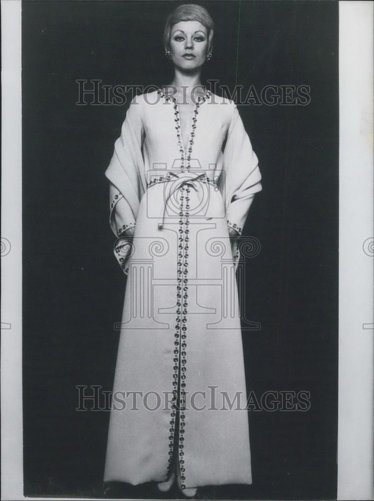 1971-72 Press Photo; Pink Linen Night Gown for Fall-Winter by Guy Laroche - Historic Images