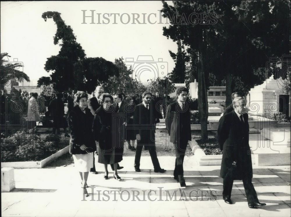 Press Photo A Group Walking Solemnly Outside - Historic Images