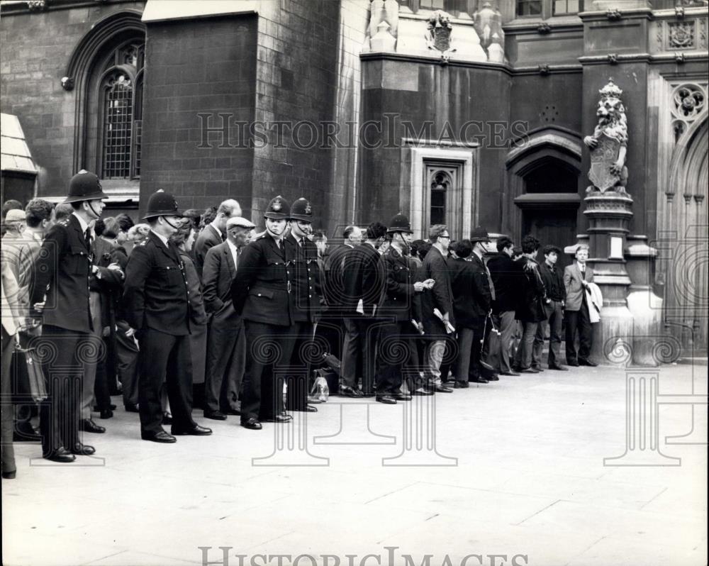 1963 Press Photo police control crowds at Westminster for a debate - Historic Images