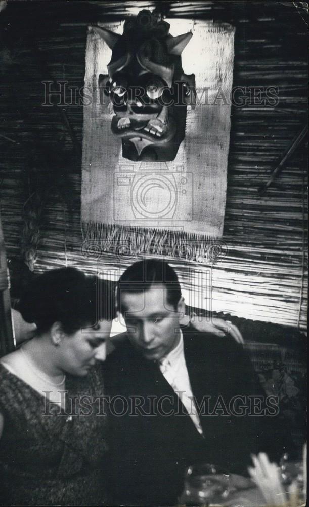 Press Photo A Man And Woman Talk Under A Big-Eyed Art Piece - Historic Images