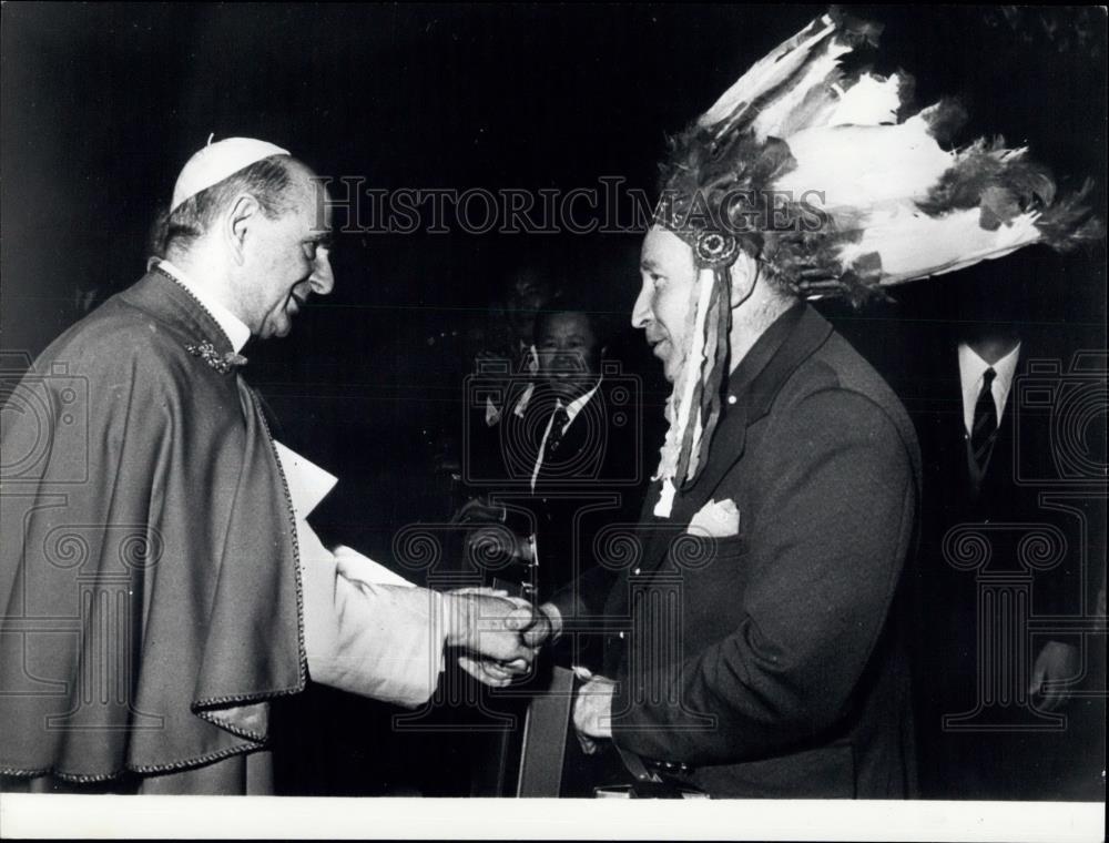 1974 Press Photo Pope Paul VI With Chief Flying Owl, Hempanwong Tribe - Historic Images