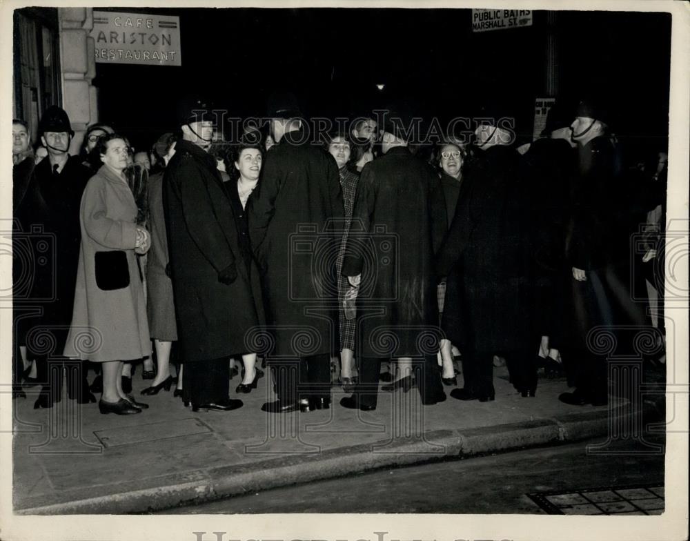 1952 Press Photo Performance Police Keep Back The Crowd.at Royal performance - Historic Images