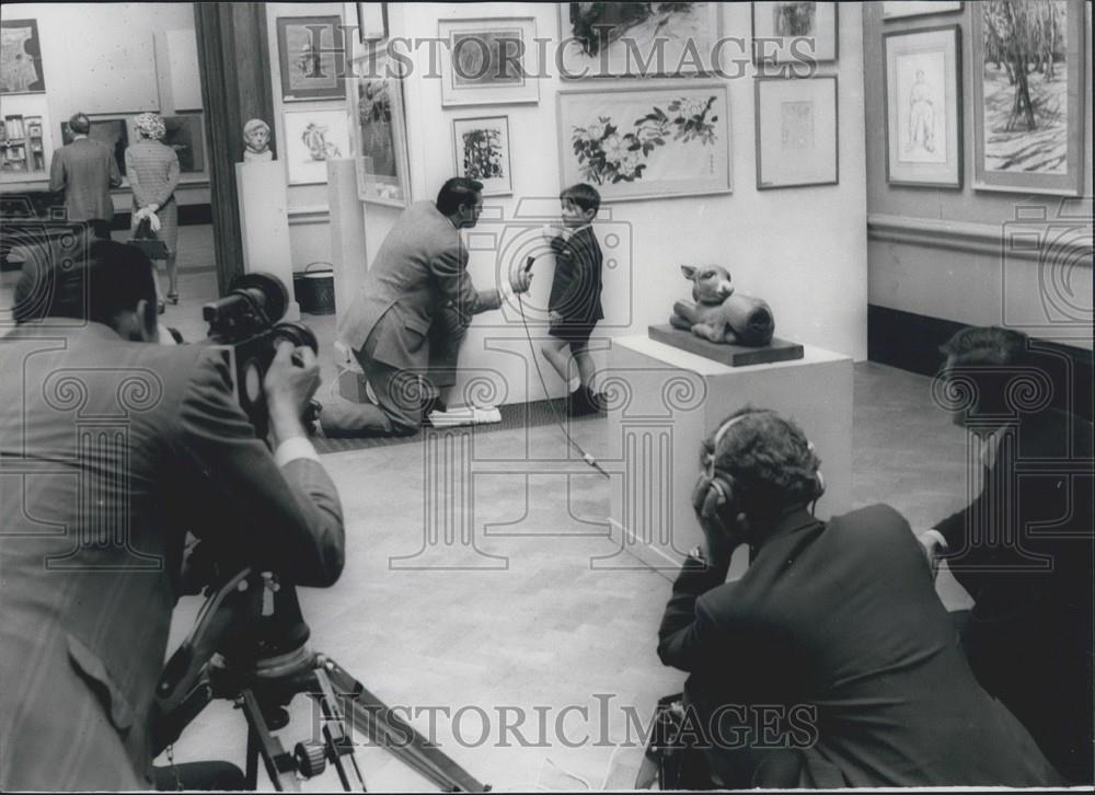 Press Photo 5 Year Old Artist Lewis Lyons Being Interviewed By His Painting - Historic Images