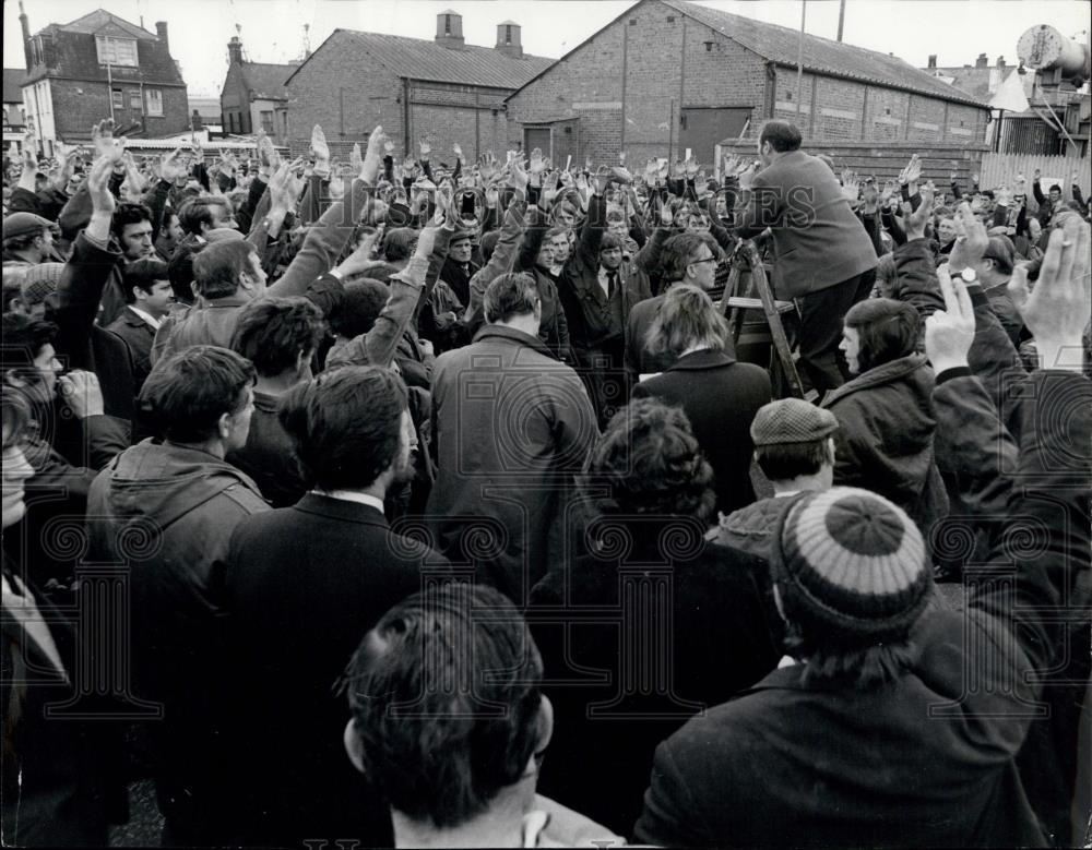 1973 Press Photo Tilbury Dockers Vote To Black Container Lorries - Historic Images