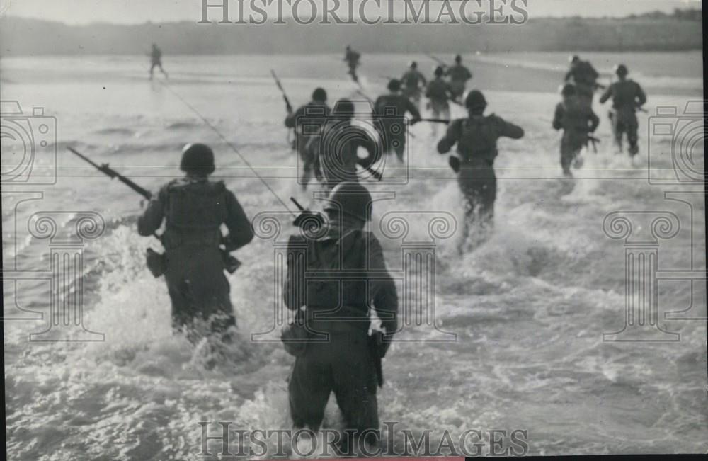 1952 Press Photo Dutch Navy Exercise at the Islan of Texal - Historic Images