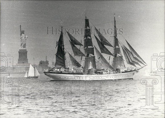 Press Photo The landing of the German Windjammer Gozch Fock - Historic Images