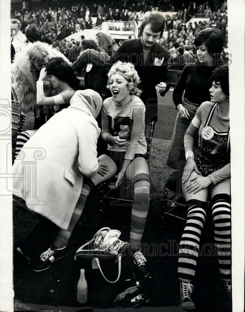 1971 Press Photo half-back of the Lumley Lovers - model girls play football - Historic Images