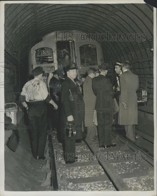 1953 Press Photo Railway officials help passengers from train crash - Historic Images