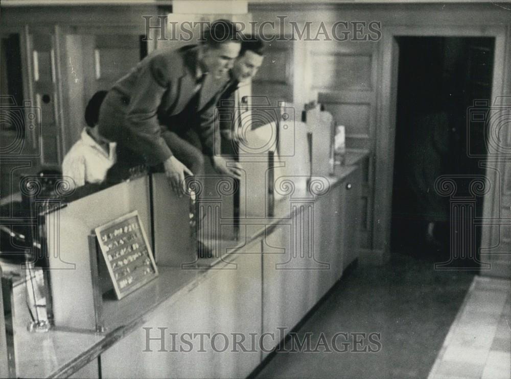 1957 Press Photo Re-Enactment Of 1957 Balve Bank Robbery - Historic Images