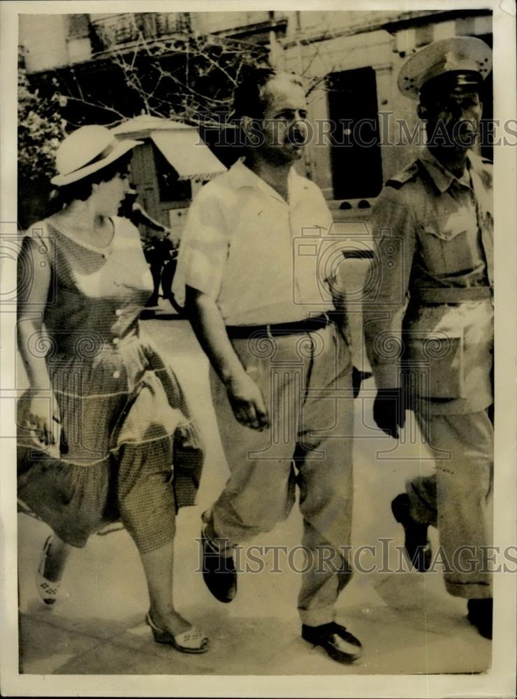 Press Photo George and Antigoni Veijades on way to court in Athens - Historic Images