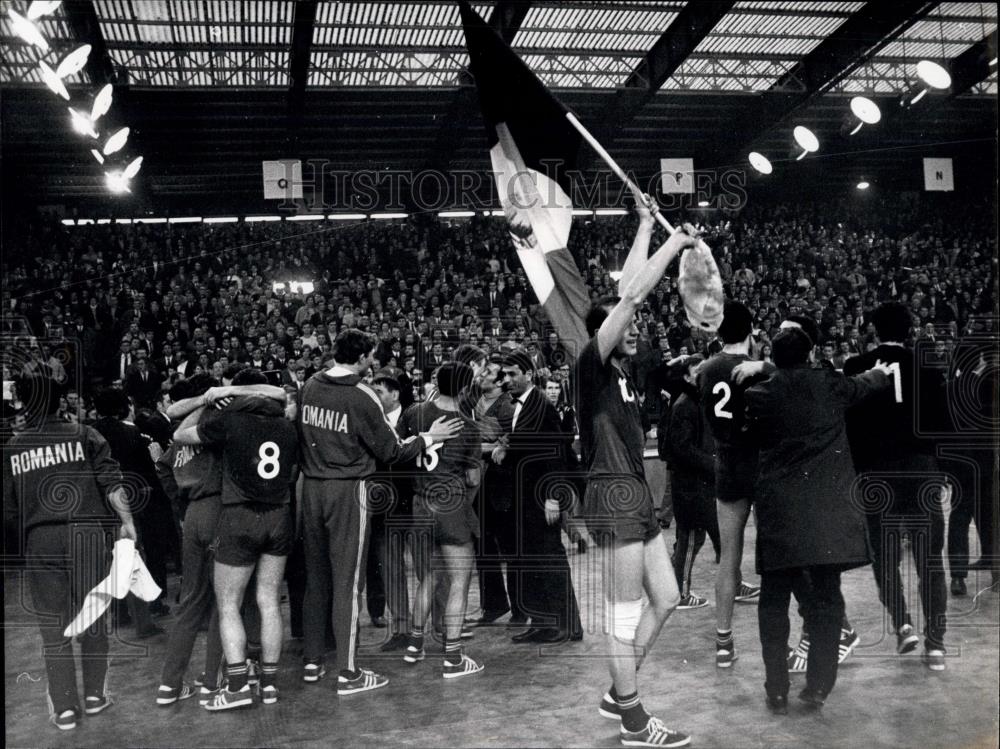 1970 Press Photo Roumanian Team wins Handball World Championship - Historic Images