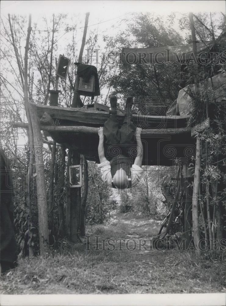 Press Photo Frank Gunnell and his home out in nature - Historic Images