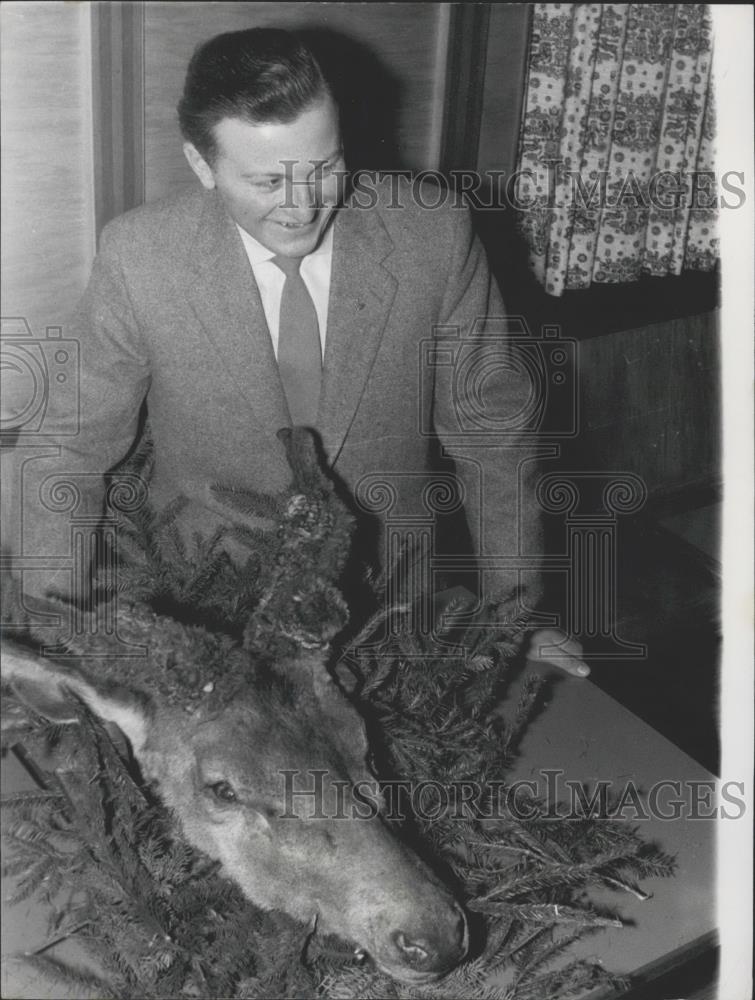 1958 Press Photo Alfred Wilbert and his Stag that he shot - Historic Images