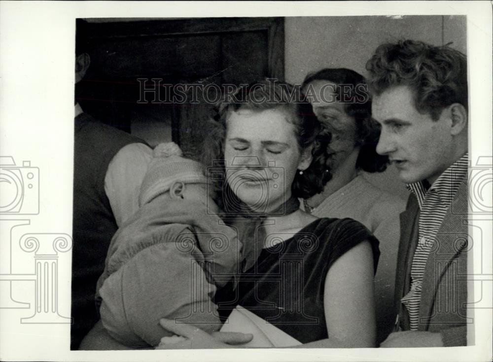 1958 Press Photo Young Hungarian refugee and family - Historic Images