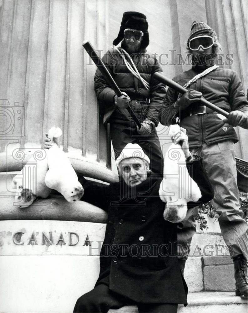 1981 Press Photo Spike Milligan Leads Seal Kill Protest - Historic Images