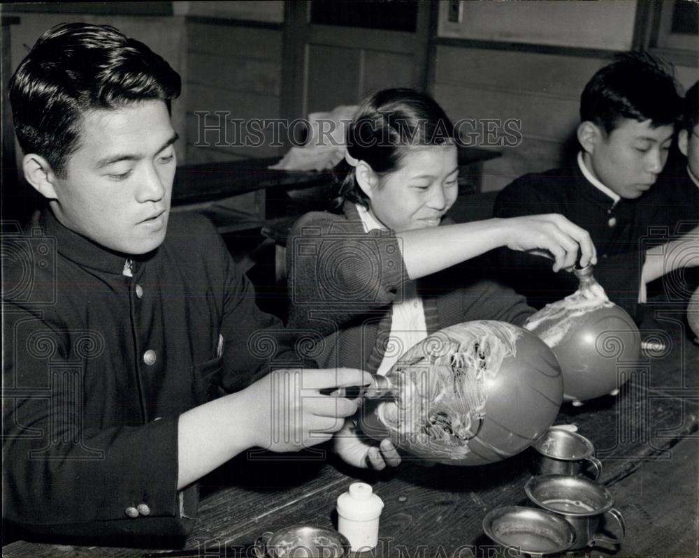 Press Photo Student barbers practice shaving a face - Historic Images