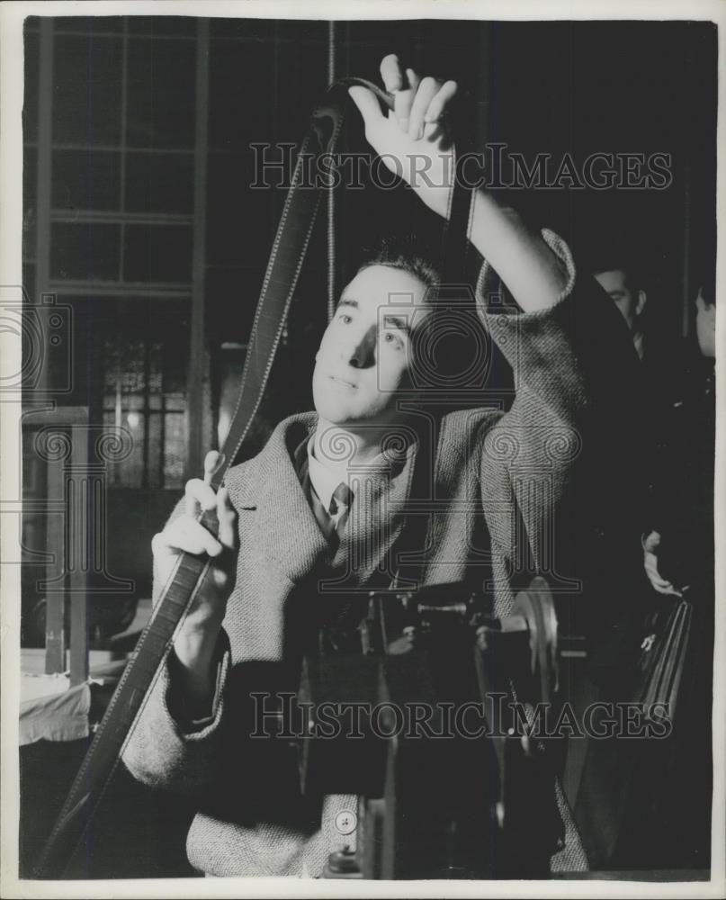 1953 Press Photo Gordon Pirie Watches Zatopek Film - Historic Images