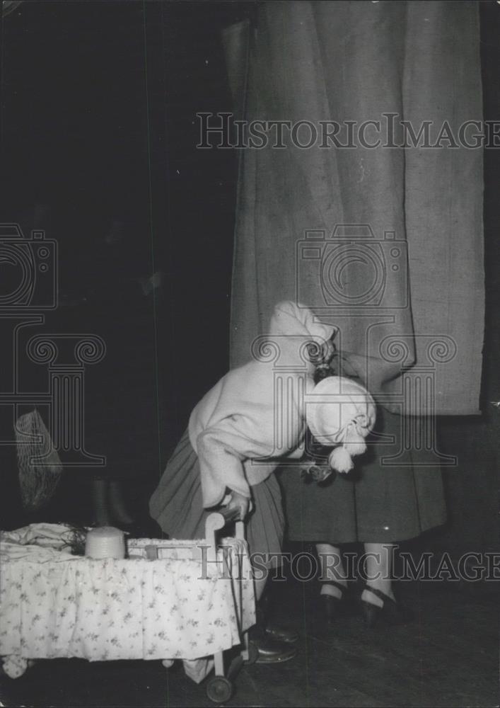 1956 Press Photo Mom votes ,Muchele tries to peek - Historic Images