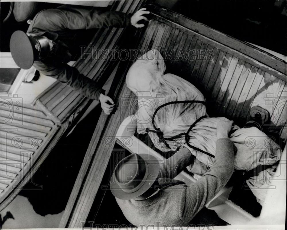 Press Photo Det. Sgt. Alan Clarke examines body of dead Chinese on ship - Historic Images