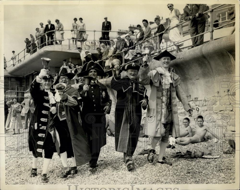 1958 Press Photo National town criers&#39; Championship at Hastings - Historic Images