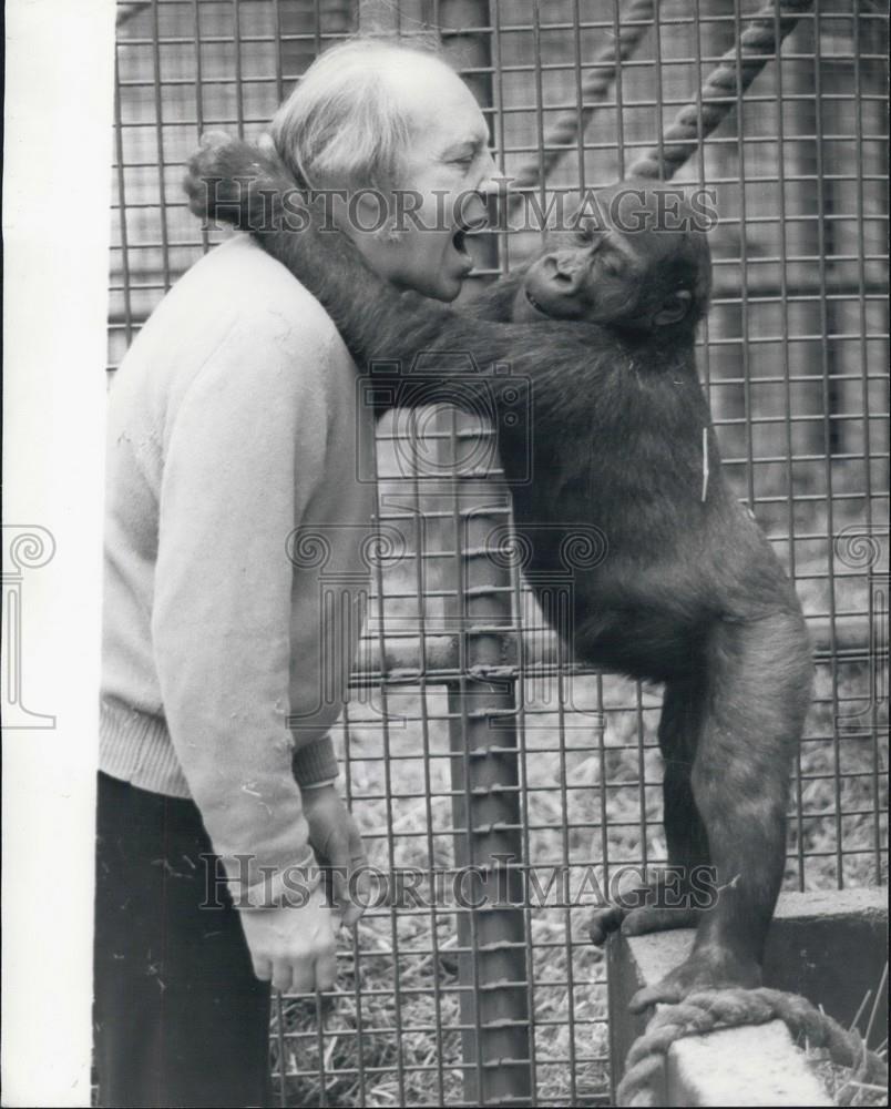 Press Photo Man and a monkey - Historic Images