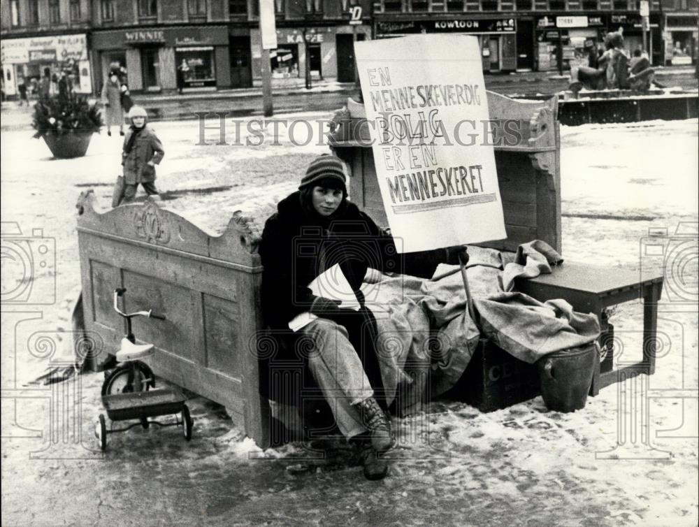 1970 Press Photo &quot;Flat is a Human Right&quot;. protestor - Historic Images