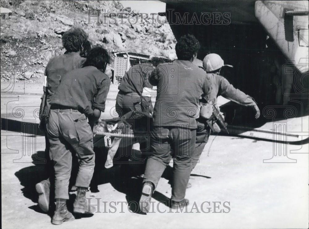 Press Photo Crowd Carrying Injured Man On Stretcher - Historic Images