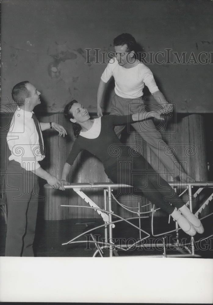 1960 Press Photo Dominique and Francoise with choreographer Deryck Mendel - Historic Images