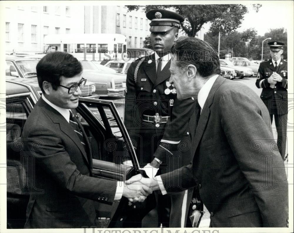 1985 Press Photo Sec of State Caspar W. Weinberger, Koichi Kato,japan - Historic Images