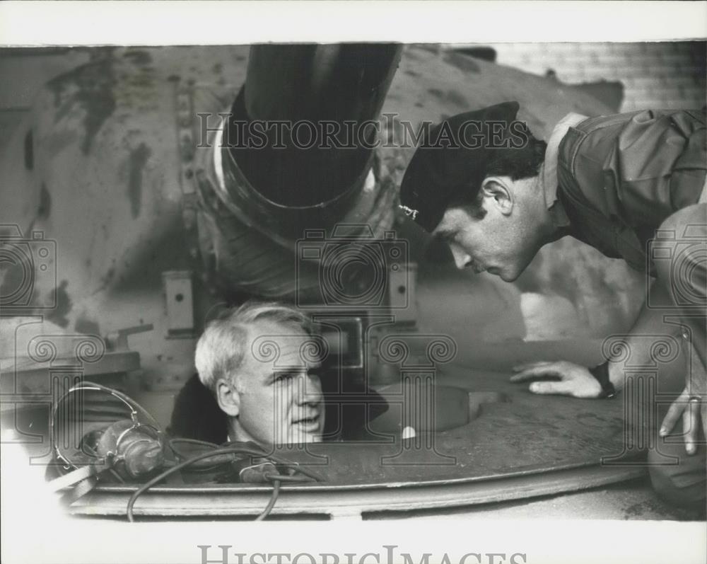 1975 Press Photo Mr. James Schlesinger in a tank - Historic Images