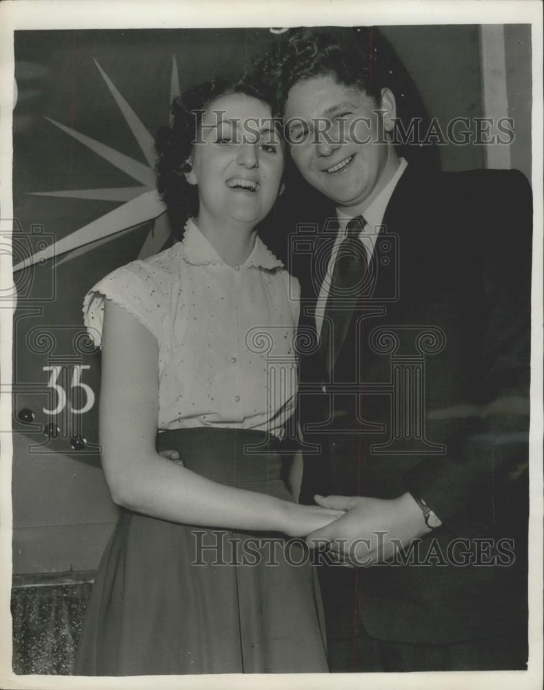 1956 Press Photo Bob Hayness and wife Jean win &#39;Jackpot&#39; on T.V. - Historic Images