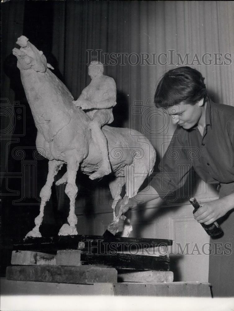 1952 Press Photo Paris Sculptor Mlle Claude Mary with &quot;The Rider&quot; - Historic Images