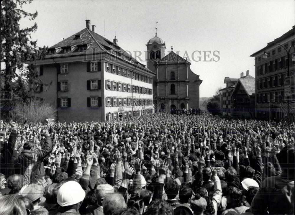 1984 Press Photo The people&#39;s general assembly (only for men) in Switzerland - Historic Images